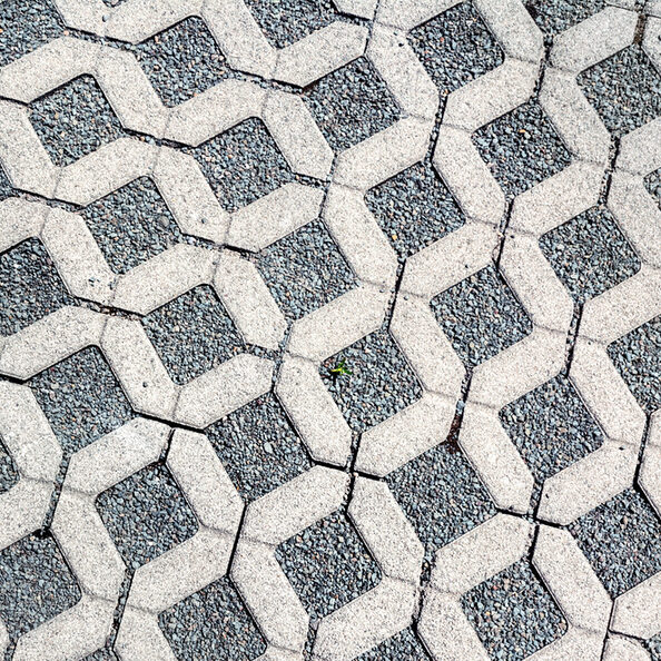 Umweltschonendes Ökopflaster Rasengitter aus Beton mit Kiesfüllung zur Flächenentsiegelung von oben