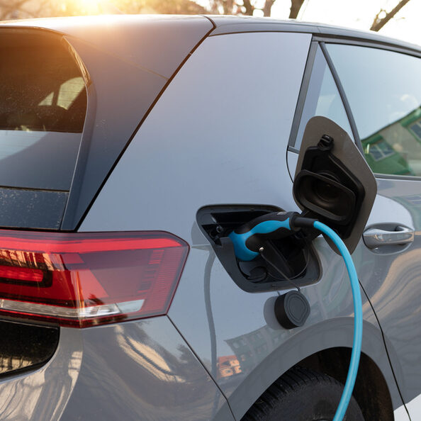 Elektroauto wird an der Wallbox geladen