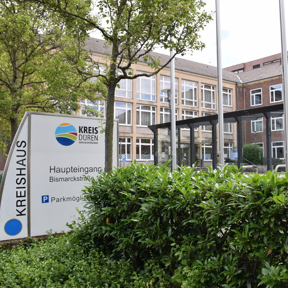 Blick auf den Haupteingang des Kreishauses